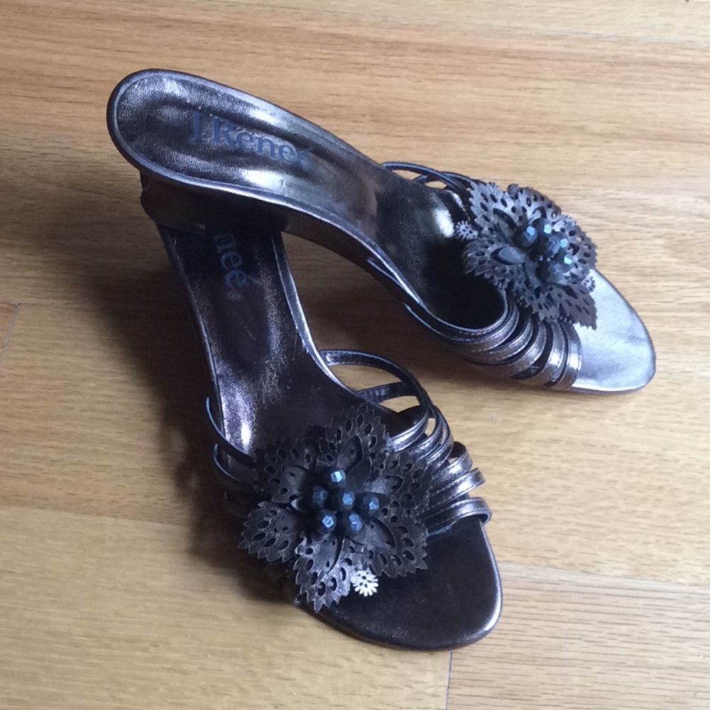 Beautiful bronze leather sandals w/ flower cutout